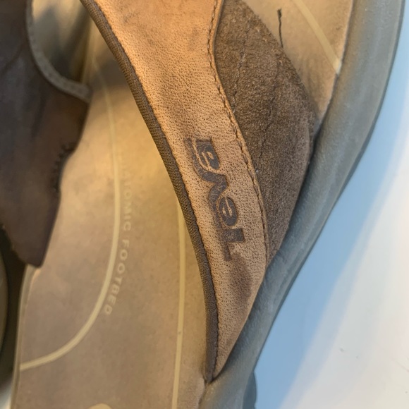Teva- US 9 genuine leather flip flops Brown excellent condition - Picture 2 of 7